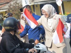 Momen Bupati Purwakarta Bagikan Bendera Merah Putih ke Pengguna Jalan