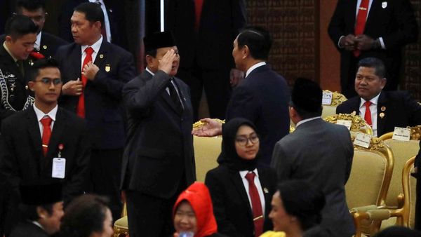 Momen Prabowo Beri Hormat ke Luhut Sebelum Sidang Tahunan MPR
