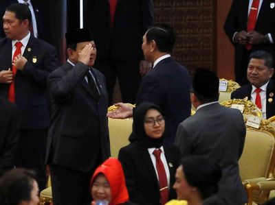 Momen Prabowo Beri Hormat ke Luhut Sebelum Sidang Tahunan MPR