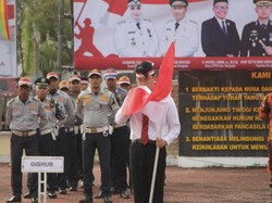 Momen Pria Kalungkan Bendera ke Anjing Cium Merah Putih Sebelum Bebas