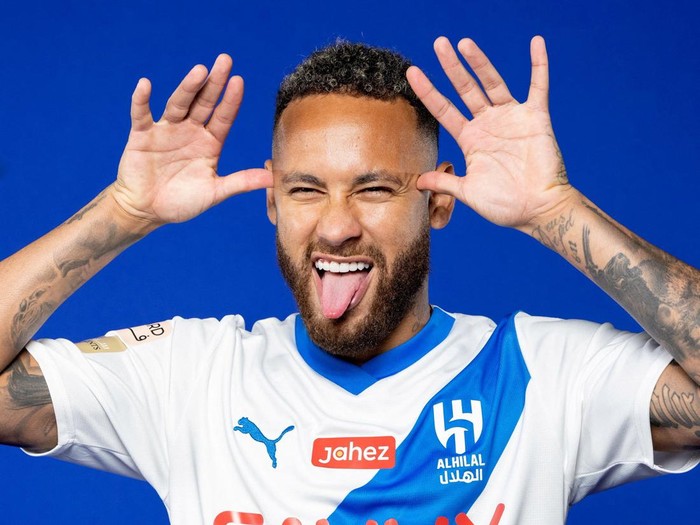 Soccer Football - Neymar signs for Al Hilal - Paris, France - August 15, 2023 Al Hilal's new signing Neymar shakes hands as he poses with President Fahd bin Saad Al-Nafel Saudi Pro League/Handout via REUTERS??ATTENTION EDITORS - THIS IMAGE HAS BEEN SUPPLIED BY A THIRD PARTY.