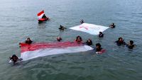 Potret Pembentangan Bendera Merah Putih di Laut