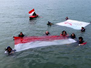 Potret Pembentangan Bendera Merah Putih di Laut