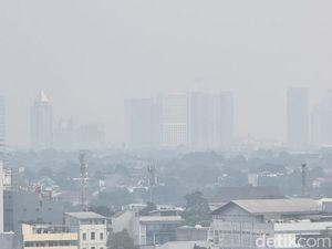Tak Ada Langit Biru di Jakarta Hari Ini Tak Ada Langit Biru di Jakarta Hari Ini