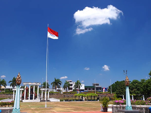 Pengibaran bendera negara merah putih/Foto: Gettyimages.com/Jayron fakta bendera merah putih indonesia