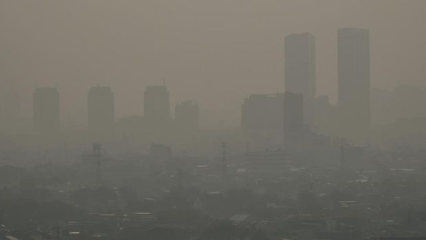 Buildings are seen in the haze caused by the air pollution in Jakarta on August 16, 2023. (Photo by Yasuyoshi CHIBA / AFP)