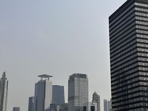 Tak Ada Langit Biru di Jakarta, Begini Efek Buruk Polusi dan Sinar UV ke Kulit Tak Ada Langit Biru di Jakarta, Begini Efek Buruk Polusi dan Sinar UV ke Kulit