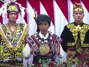Kompol Syarif-Kapten Sony, 2 Asisten Ajudan Jokowi Berbaju Adat di Sidang MPR Kompol Syarif-Kapten Sony, 2 Asisten Ajudan Jokowi Berbaju Adat di Sidang MPR