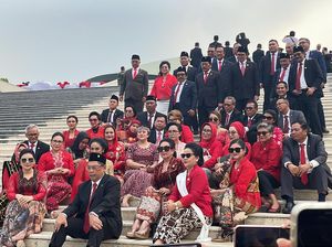 Momen Puan Berfoto Bersama Anggota DPR F-PDIP Usai Sidang Tahunan