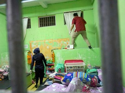 Petugas Gabungan Razia Lapas Perempuan Gorontalo