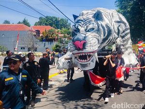 Harimau Putih Raksasa hingga Cepot Diarak di Jalanan Lembang Harimau Putih Raksasa hingga Cepot Diarak di Jalanan Lembang