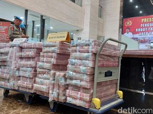 Penampakan Tumpukan Duit Rp 49 M, Barang Bukti Kasus Robot Trading Net89