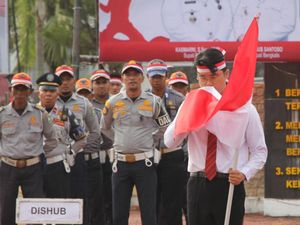 Pria Kalungkan Merah Putih ke Anjing Bebas, Ikut Apel Kebangsaan-Cium Bendera Pria Kalungkan Merah Putih ke Anjing Bebas, Ikut Apel Kebangsaan-Cium Bendera