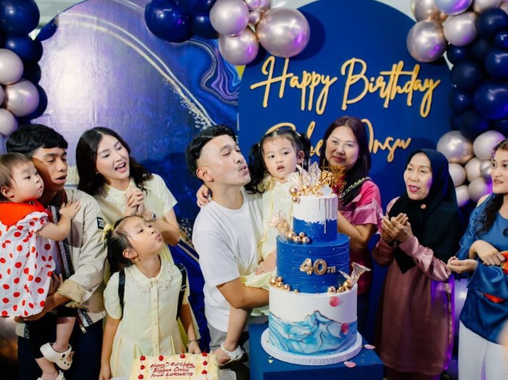 Ruben Onsu Ultah ke-40, Dirayakan Bareng Keluarga dan Kue-kue Cantik Ruben Onsu Ultah ke-40, Dirayakan Bareng Keluarga dan Kue-kue Cantik