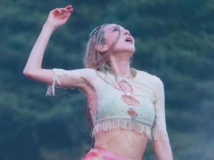 Potret Sandara Park Basah-basahan di Water Bomb Festival