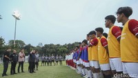 Usai menggelar seleksi, nampak Ketua PSSI Erick Thohir mendatangi para pemain.