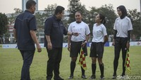 Erick juga menyapa wasit perempuan yang bertugas dalam seleksi hari ini, pada kesempatan itu ia meminta Direktur Utama PT LIB Ferry Paulus untuk menggunakan jasa wasit perempuan di Liga 1.