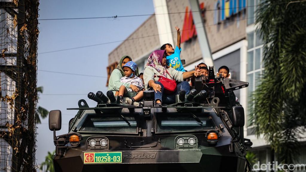 Seru! Bisa Jajal Alutsista dan Keliling Naik Anoa di Mal Tangsel Seru! Bisa Jajal Alutsista dan Keliling Naik Anoa di Mal Tangsel