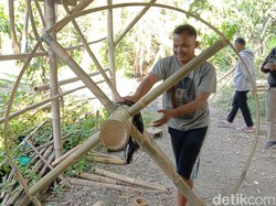 Berkah 17 Agustusan Bagi Tukang Bambu di Indramayu