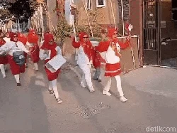 Emak-emak Tampilkan Drumband Pakai Alat Dapur di Sukabumi