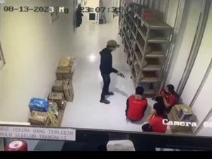 Viral Perampokan di Minimarket Bekasi, Pelaku Todongkan Pistol ke Pegawai Viral Perampokan di Minimarket Bekasi, Pelaku Todongkan Pistol ke Pegawai