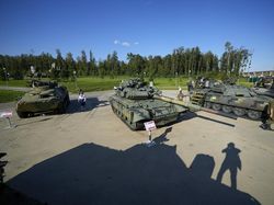 Tank-tank Ukraina yang Rusak Dipamerkan di Moskow