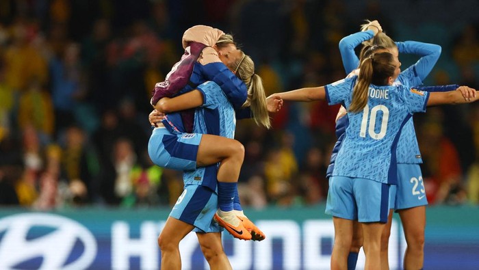 Soccer Football - FIFA Women’s World Cup Australia and New Zealand 2023 - Semi Final - Australia v England - Stadium Australia, Sydney, Australia - August 16, 2023 Englands Rachel Daly and Ella Toone celebrate with teammates after the match as England progress to the final of the World Cup REUTERS/Hannah Mckay