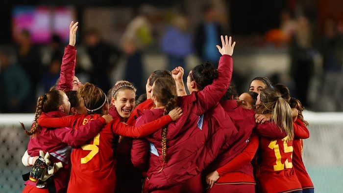 Soccer Football - FIFA Women’s World Cup Australia and New Zealand 2023 - Semi Final - Spain v Sweden - Eden Park, Auckland, New Zealand - August 15, 2023 Spain players celebrate after progressing to the final of the World Cup REUTERS/Hannah Mckay