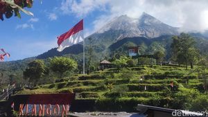 Potret Pengibaran Bendera Merah Putih Raksasa Berlatar Puncak Merapi