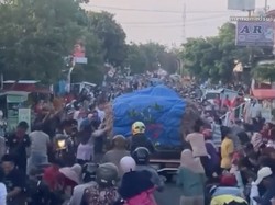 Viral Kerumunan Warga Curi Bawang Dari Truk yang Melintas di Ponorogo