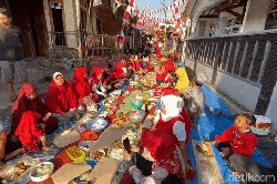 Keseruan Botram Nasi Liwet 17 Agustusan hingga 1 Kilometer di Sukabumi