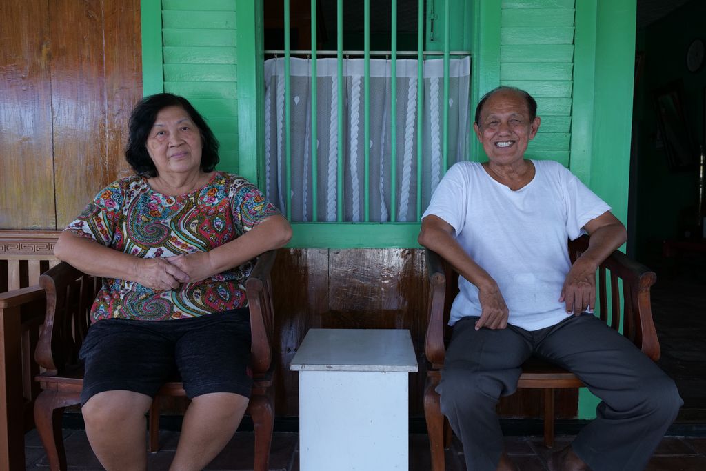 Yanto dan Lani duduk di teras depan Rumah Sejarah