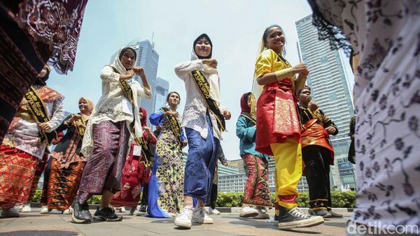 100 Duta Maritim Indonesia Menari Bersama di Bundaran HI