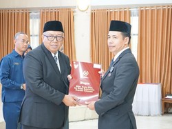 21 PNS Pemkab Sukabumi Terima Anugerah Satyalancana Karya Satya