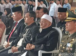 Abu Bakar Baasyir Ikut Upacara HUT Ke-78 RI di Ponpes Sukoharjo Abu Bakar Baasyir Ikut Upacara HUT Ke-78 RI di Ponpes Sukoharjo