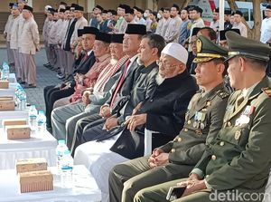 Abu Bakar Baasyir Ikuti Upacara HUT RI di Ponpes Al Mukmin Ngruki Sukoharjo Abu Bakar Baasyir Ikuti Upacara HUT RI di Ponpes Al Mukmin Ngruki Sukoharjo