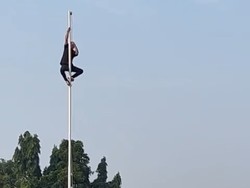 Aksi Pria di Tangsel, Panjat Tiang Bendera Gegara Tali Putus saat Upacara