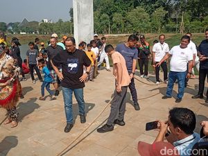 Anies Pakai Kaus Bergambar JIS Saat Ikut Lomba Bareng Warga