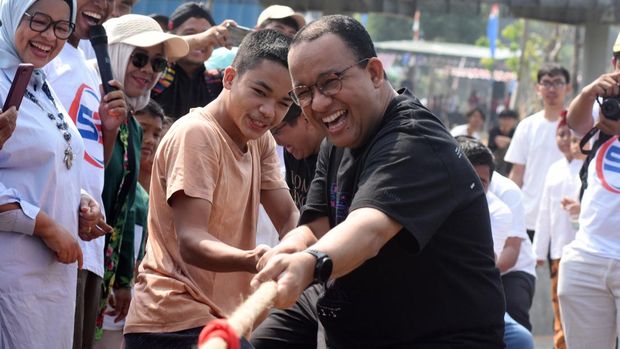 Bakal calon presiden dari Koalisi Perubahan Anies Baswedan (kanan) mengikuti lomba tarik tambang di Waduk Lebak Bulus, Cilandak, Jakarta Selatan, Kamis (17/8/2023). Anies Baswedan mengikuti perlombaan tarik tambang dan gebuk bantal bersama warga sekitar guna menyemarakkan peringatan HUT ke-78 Kemerdekaan RI. ANTARA FOTO/Indrianto Eko Suwarso/hp.