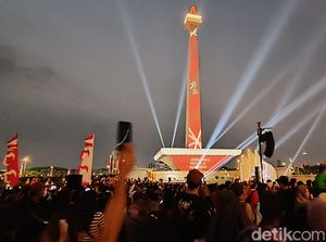 Warga Menyemut di Monas, Tak Sabar Lihat Video Mapping Malam Ini Warga Menyemut di Monas, Tak Sabar Lihat Video Mapping Malam Ini