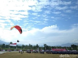 5 Atlet Paralayang Meriahkan HUT RI di Bone Bolango, Kadispora Ikut Terbang
