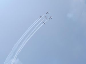 Antusiasme Warga Saksikan Atraksi Pesawat Tempur di HUT Ke-78 RI