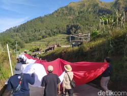 Penampakan Bendera Merah Putih Raksasa di Puncak Gunung Andong Magelang