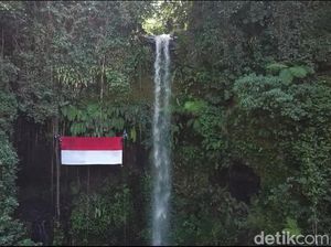 Gagah! Bendera Raksasa Berkibar di Curug dan Tebing