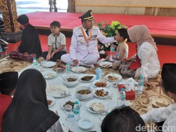 Bupati Sumenep Lesehan Makan Bareng Anak Yatim Usai Upacara HUT ke-78 RI