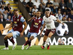 Burnley Selidiki Fans yang Lempar Korek ke Bek Man City