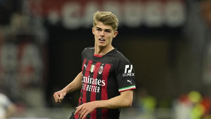 AC Milans Charles De Ketelaere controls the ball during the Serie A soccer match between AC Milan and Cremonese at the San Siro stadium, in Milan, Italy, Wednesday, May 3, 2023. (AP Photo/Antonio Calanni)