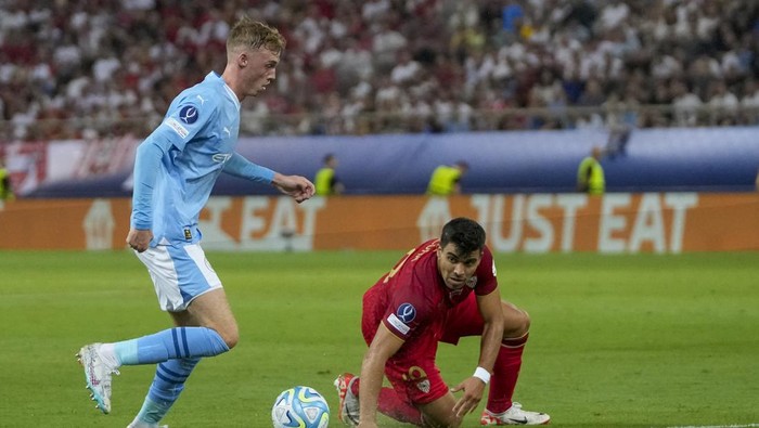 Manchester Citys Cole Palmer, left, controls the ball during the UEFA Super Cup Final soccer match between Manchester City and Sevilla at Georgios Karaiskakis stadium in Piraeus port, near Athens, Greece, Wednesday, Aug. 16, 2023. (AP Photo/Thanassis Stavrakis)