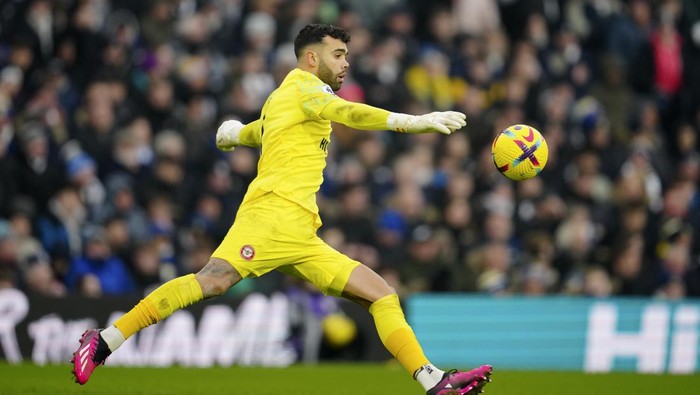 Brentfords goalkeeper David Raya kicks the ball during the English Premier League soccer match between Leeds United and Brentford at Elland Road, Leeds, England, Sunday, Jan. 22, 2023. (AP Photo/Jon Super)