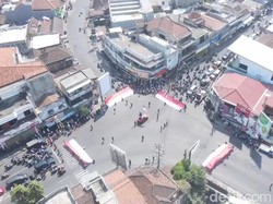 Hormat Bendera Pengguna Jalan di Pasuruan Saat Detik-detik Proklamasi